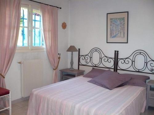 - une chambre avec un grand lit et une couverture blanche dans l'établissement Mougins Apartment in Provençal house near Cannes, à Mougins