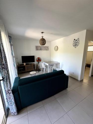 una sala de estar con un sofá y una mesa en appartement T2 Soléia Zen, en Le Gosier