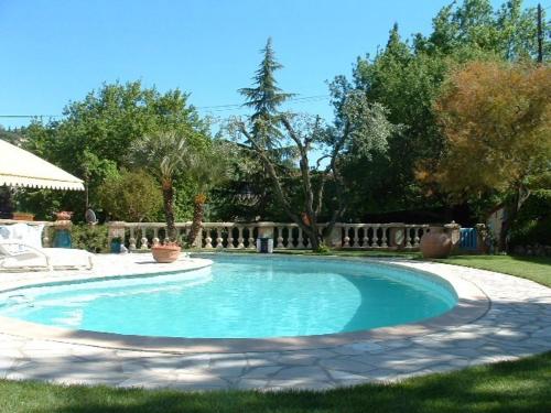 une piscine au milieu d'une cour dans l'établissement Mougins Apartment in Provençal house near Cannes, à Mougins