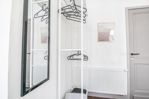 - Baño con espejo y toallero en Modern connected 6 Studios in the heart of Ghent, en Gante