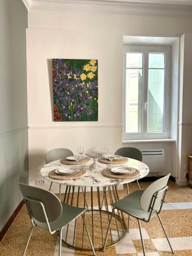 une salle à manger avec une table, des chaises et un tableau dans l'établissement Maison Paulette - charme et authenticité, à Bizanet