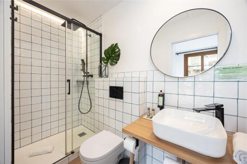 a bathroom with a sink and a mirror at Casa Vaganto in Barcelona