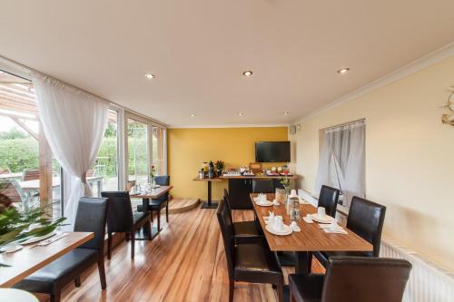 a dining room with a table and chairs at Hotel Marco Polo in Hamburg