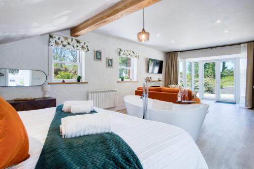 a bedroom with a bed and a tub and a bathroom at The P19 Sty - 1 Bedroom Studio - Princes Gate in Ludchurch