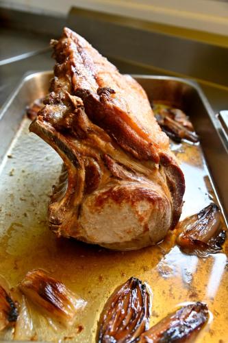 a piece of meat in a pan with sauce at Logis Auberge De Launay in Limeray
