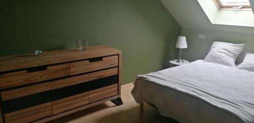 - une chambre avec un lit, une commode et une fenêtre dans l'établissement Charmante maison de campagne très agréable avec sa piscine chauffée, terrasse, jardin,, à La Celle-sous-Gouzon