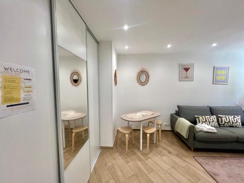 un salon avec un canapé et une table dans l'établissement Studio - Le Berlioz - City Center, à Nice