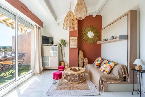 un salon avec un canapé et une table dans l'établissement Le Neptune, à Cassis