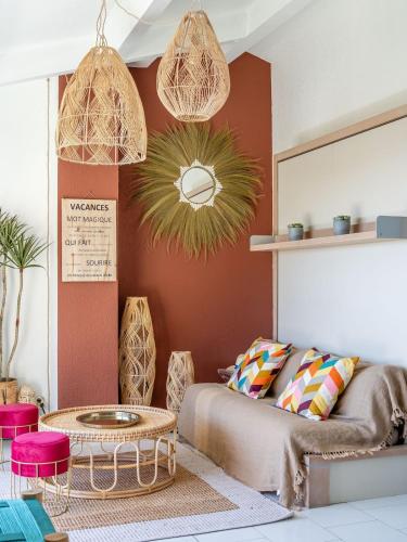 une chambre avec un lit et une table dans l'établissement Le Neptune, à Cassis