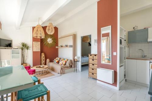 une cuisine et un salon avec un canapé dans l'établissement Le Neptune, à Cassis