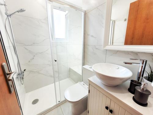 Ένα μπάνιο στο Large comfortable 2 bedroom apartment 200Mbps WiFi