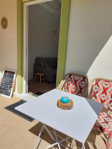 une table avec un gâteau dessus dans une pièce dans l'établissement Domaine isolé dans les vignes avec sa jacuzzi house, à Beaulieu-sur-Loire
