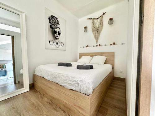 une chambre avec un grand lit avec des draps blancs dans l'établissement Casamea - Studio, Parking, WiFi, Clim, Ajaccio, à Ajaccio