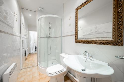 Ένα μπάνιο στο Nice Fabron, terrasse & piscine dans résidence