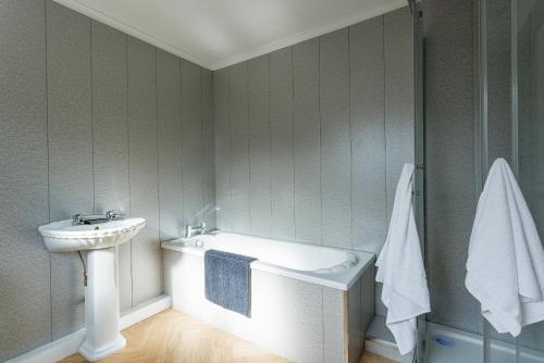 un baño con lavabo y bañera en Comfort House Sunderland - Work, Rest, Reconnect, en Pallion