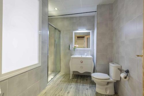 a bathroom with a toilet and a sink at Casa Rural Maimones in Los Pérez