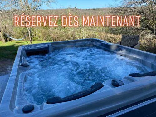 a jacuzzi tub with a sign that reads reverse des maintenance at Chalet et jacuzzi au coeur du Nivernais in Sauvages