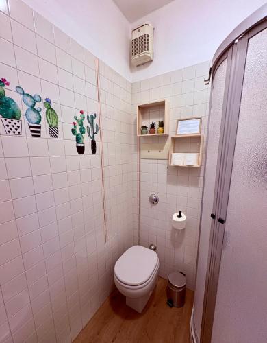 a small bathroom with a toilet in a room at Lecco via Roma in Lecco