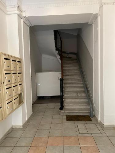 un couloir avec un escalier dans un immeuble dans l'établissement Charming Riviera Top-Floor Apartment near the Beach, à Nice