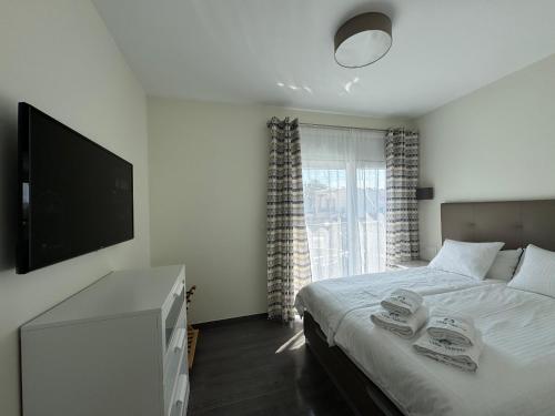 オリーバにあるVilla Valeriaのベッドと薄型テレビのある寝室