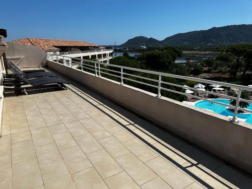 un balcon avec vue sur une piscine dans l'établissement Appartement dans résidence standing, à Porto-Vecchio