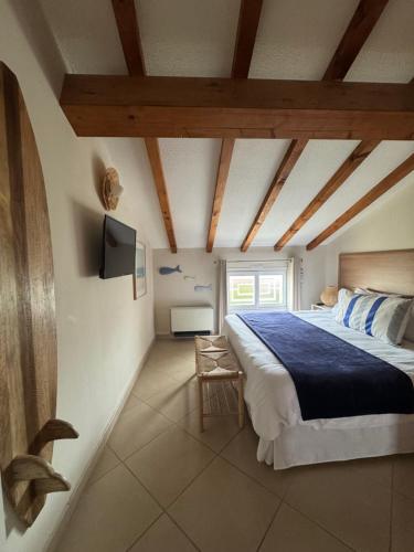 - une chambre avec un grand lit et une télévision dans l'établissement Appartement dans résidence standing, à Porto-Vecchio