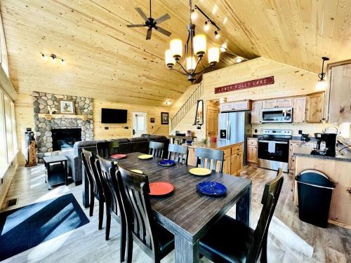 Köök või kööginurk majutusasutuses Group Lake Cabin with Ping Pong Table Loaded with Kayaks in Wisconsin