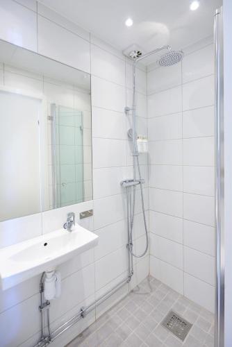 a bathroom with a sink and a shower at Hotell Björkhaga in Mullsjö