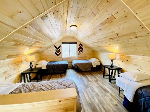 Voodi või voodid majutusasutuse Group Lake Cabin with Ping Pong Table Loaded with Kayaks in Wisconsin toas