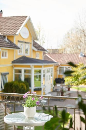 a table with flowers on it in front of a house at Hotell Björkhaga in Mullsjö