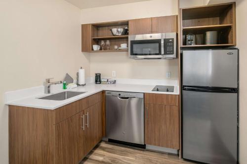 Η κουζίνα ή μικρή κουζίνα στο Executive Residency by Best Western Navigator Inn & Suites