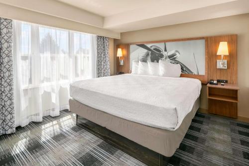 Ένα ή περισσότερα κρεβάτια σε δωμάτιο στο Executive Residency by Best Western Navigator Inn & Suites