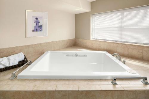Ένα μπάνιο στο Executive Residency by Best Western Navigator Inn & Suites