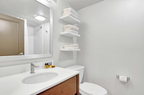 Ένα μπάνιο στο Executive Residency by Best Western Navigator Inn & Suites