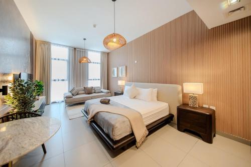 En eller flere senge i et værelse på The Snug Studio By BlueCloud Holidays