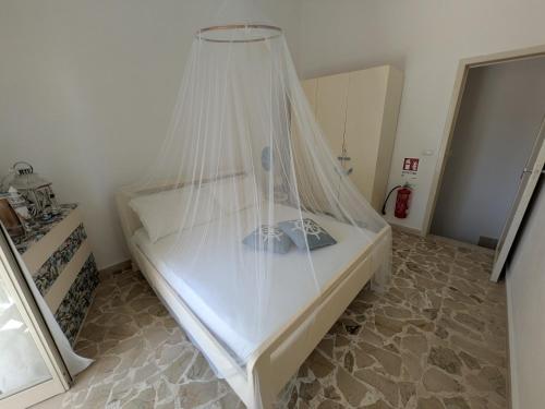 LIBECCIO HOUSE-Relax e Stile a Due Passi dal Mareにあるベッド