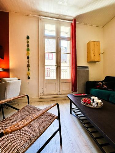 un salon avec un canapé et une table dans l'établissement Le Simone, à Sète