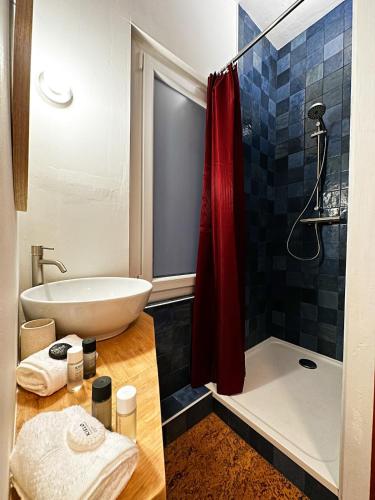 une salle de bain avec une baignoire, un lavabo et une douche dans l'établissement Le Simone, à Sète