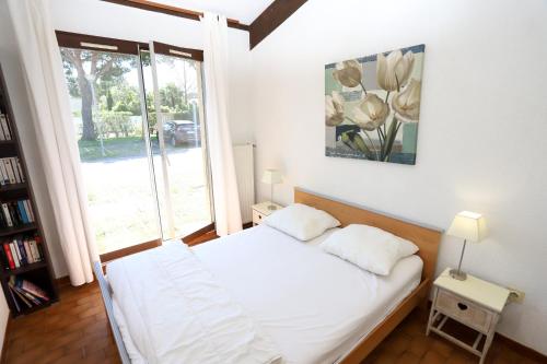 une petite chambre avec un lit et une fenêtre dans l'établissement Appartement 4 personnes avec terrasse au golf de St Cyprien, à Saint-Cyprien
