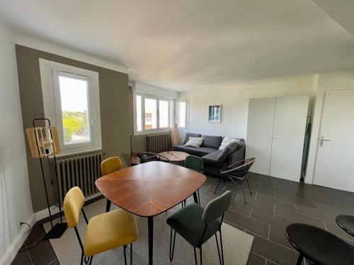 un salon avec une table et un canapé dans l'établissement Vue mer, Heol, 5ème étage, à La Baule