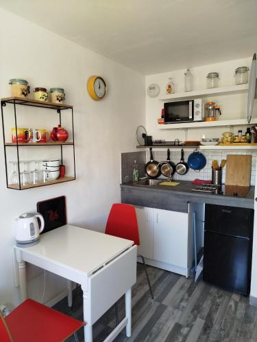une cuisine avec une table blanche et un comptoir dans l'établissement Île du Frioul, à Marseille