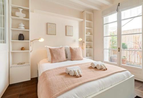 une chambre avec un lit avec deux serviettes dessus dans l'établissement Cosy studio with terrace near Notre-Dame, à Paris