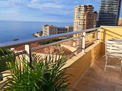 - un balcon avec vue sur l'océan et les bâtiments dans l'établissement Exceptionnel Sea View- Monaco - 2 apartments joined toghether - 110 m2, à Roquebrune-Cap-Martin