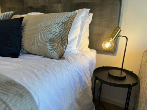 Postel nebo postele na pokoji v ubytování Stylish Studio with City Views & Pool at Zeeland Pier