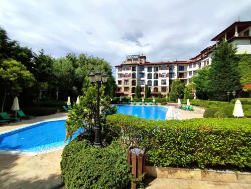 Bazén v ubytování Poseidon Nessebar Private Apartment nebo v jeho okolí