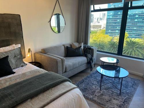 Posezení v ubytování Stylish Studio with City Views & Pool at Zeeland Pier