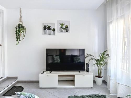 sala de estar blanca con TV de pantalla plana en Como en casa, en Parla