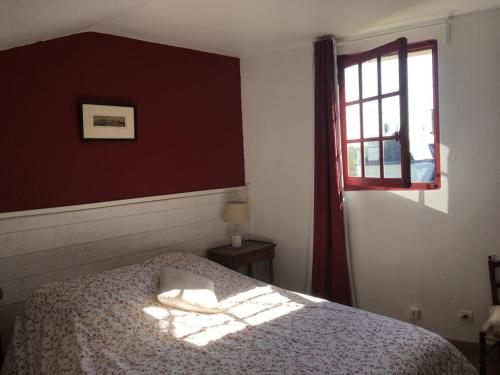 une chambre avec un lit et une fenêtre dans l'établissement Charming cottage in the Loire Valley castles, à Candes-Saint-Martin