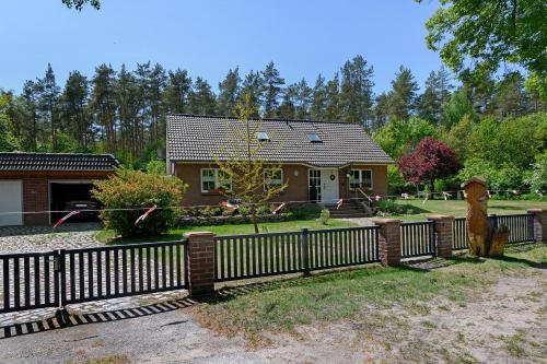 Taman di luar Ferienwohnung am Fischadlerhorst