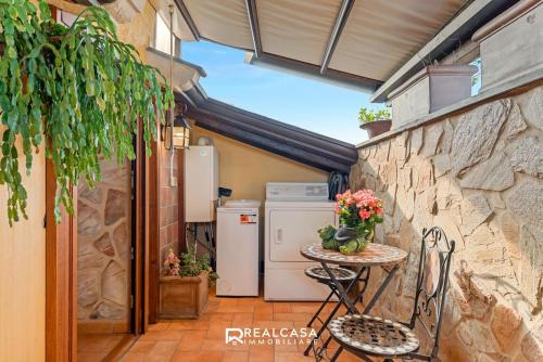 a small kitchen with a table and a refrigerator at la dimora dipinta in Luni